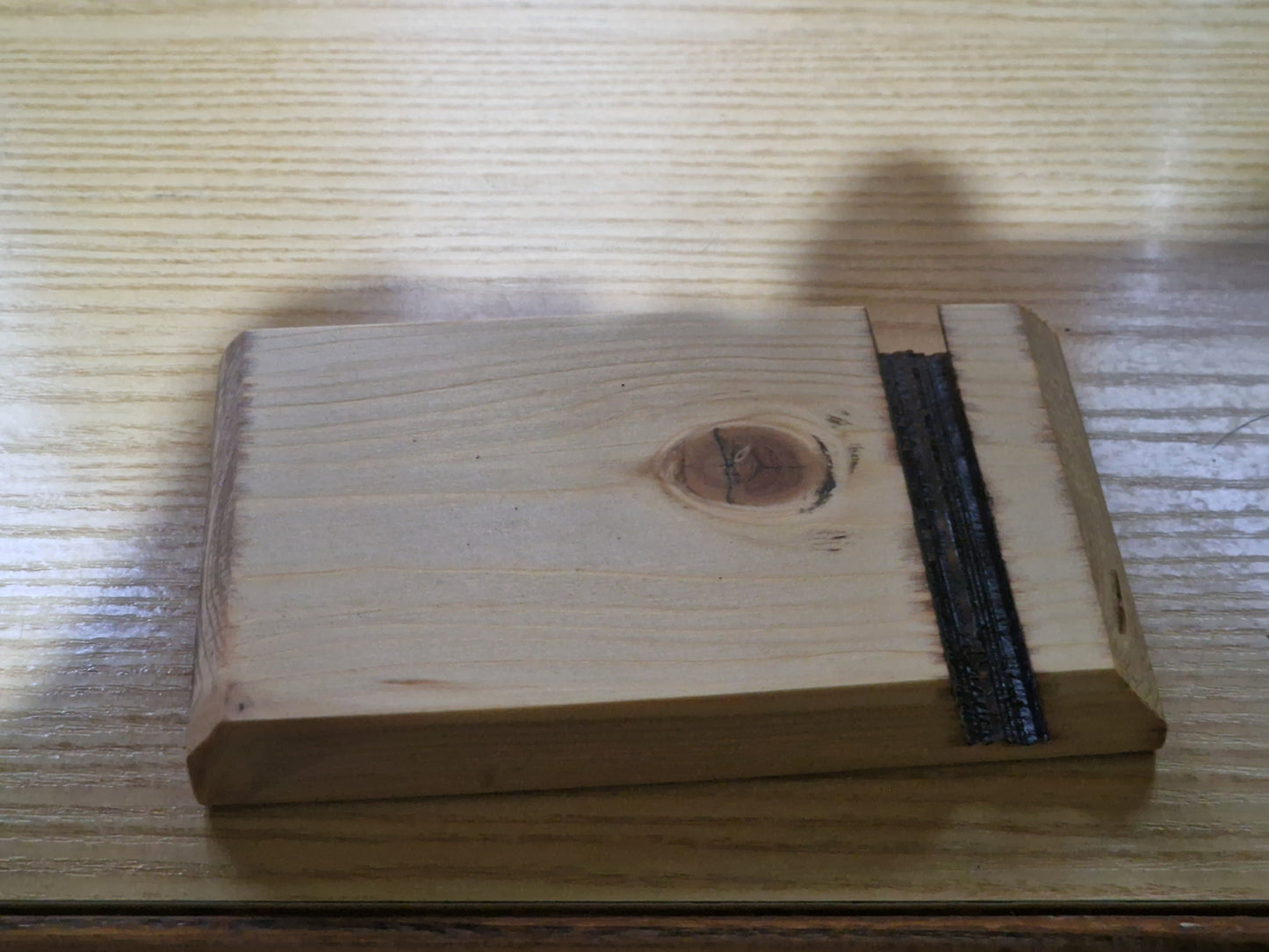 Supporto per telefono fatto a mano in legno