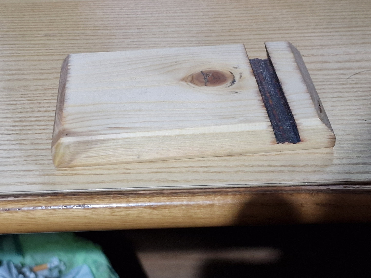 Supporto per telefono fatto a mano in legno