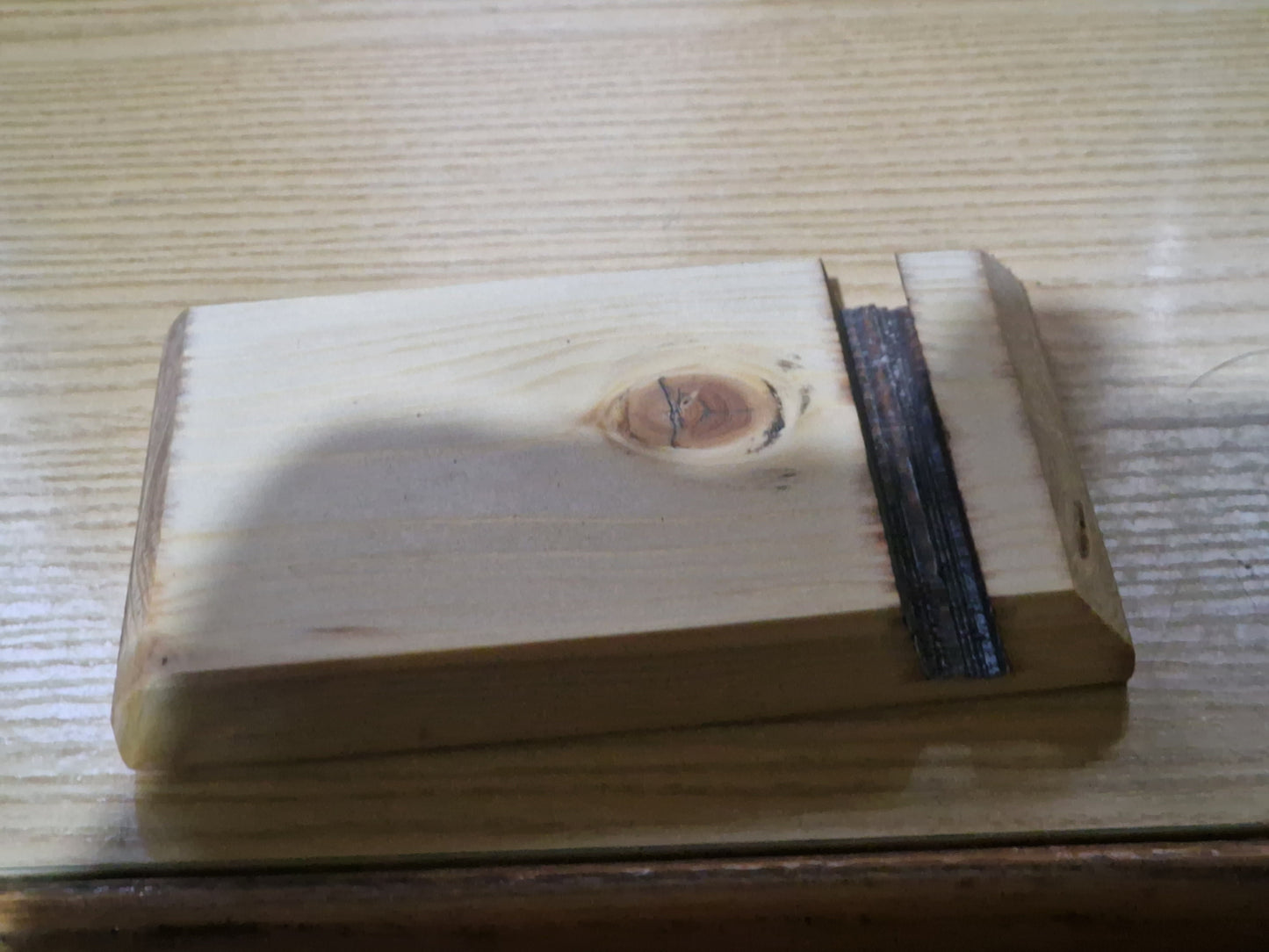 Supporto per telefono fatto a mano in legno
