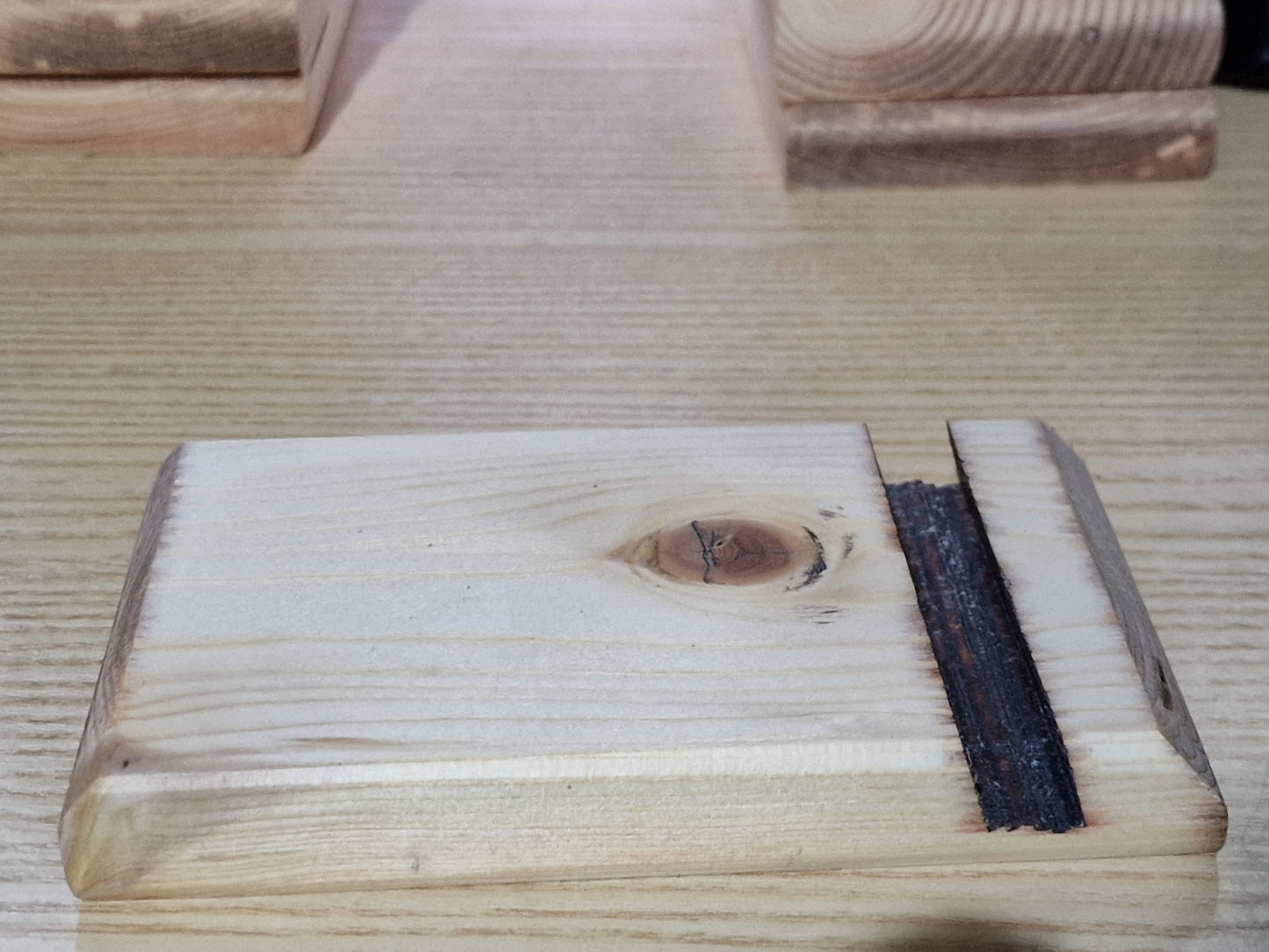 Supporto per telefono fatto a mano in legno