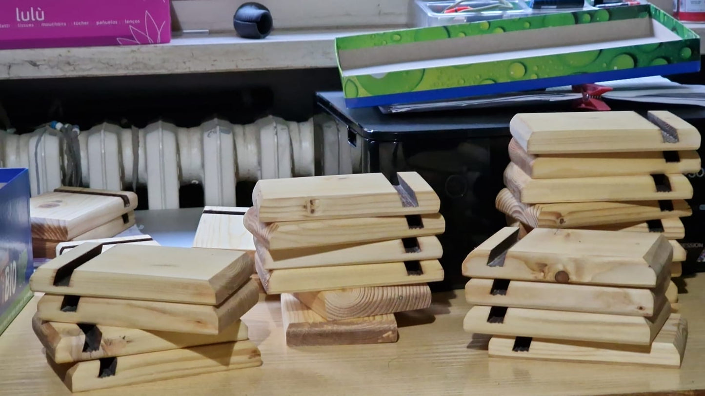 Supporto per telefono fatto a mano in legno